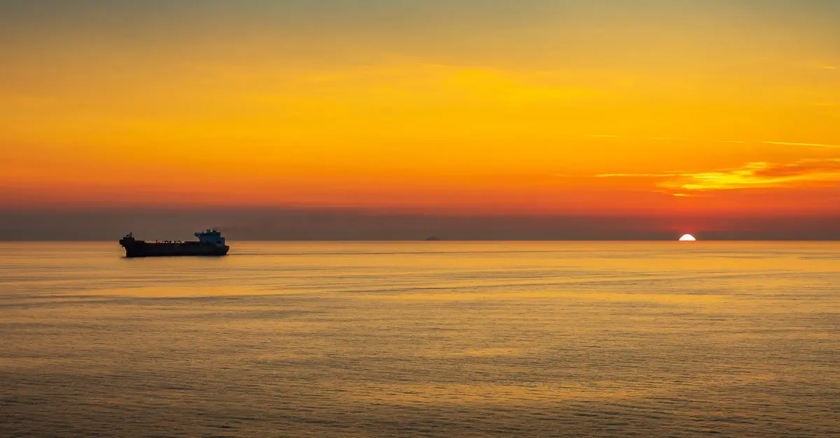 Voyager en cargo : l'insolite des itinéraires maritimes
