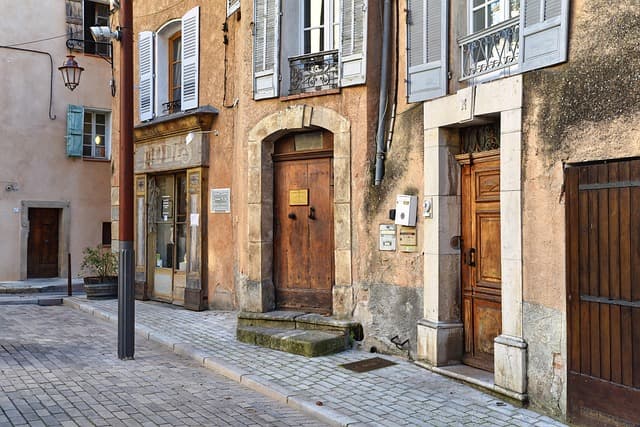 Les itinéraires insolites à travers les ruelles cachées de Paris