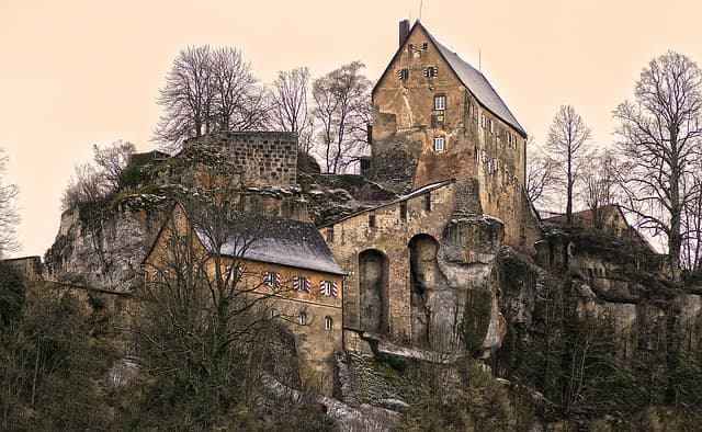 Itinéraires insolites à travers les châteaux oubliés